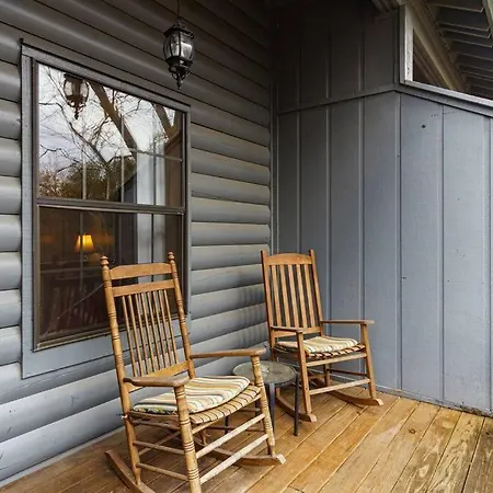 3 Bedroom Log Cabin Condo Close To Everything!
